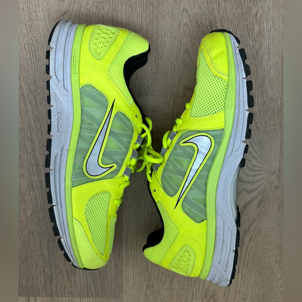 Nike Men’s Air Zoom Vomero 7 Running Shoes